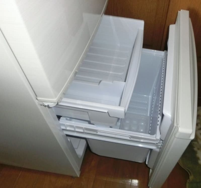 【レア】ドア左右付け替え可能。2018年シャープ高年式冷蔵庫