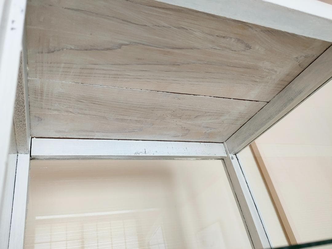 古いガラスのキャビネット