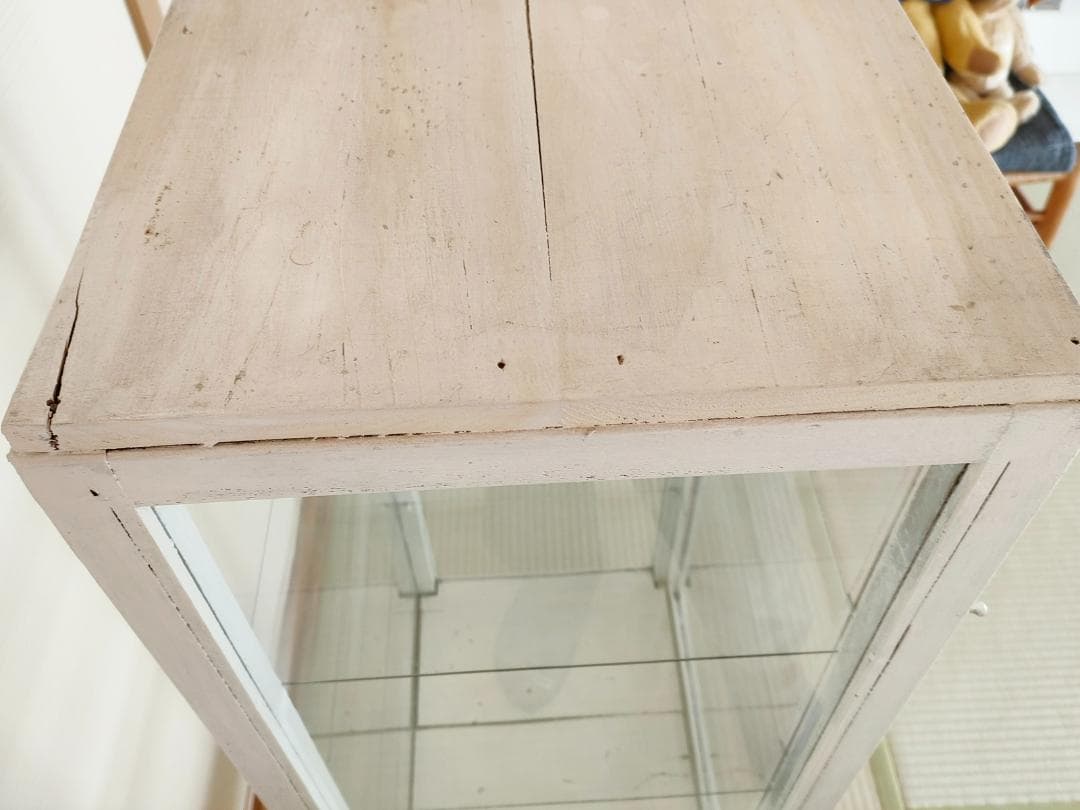 古いガラスのキャビネット