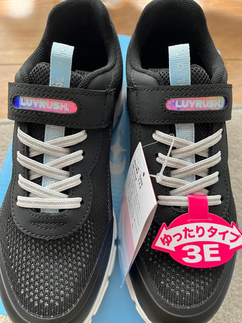 【新品】LUVRUSH ブラック ベージュ　スニーカー　22.5 女の子　3E