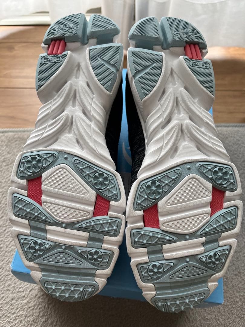 【新品】LUVRUSH ブラック ベージュ　スニーカー　22.5 女の子　3E