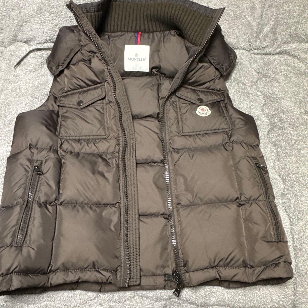 MONCLER ブラウン ダウンベスト フード付き