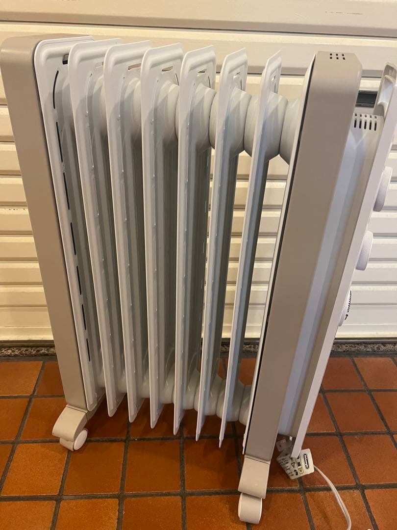 K デロンギ ヴェルティカルド オイルヒーターRHJ21F0812-WH