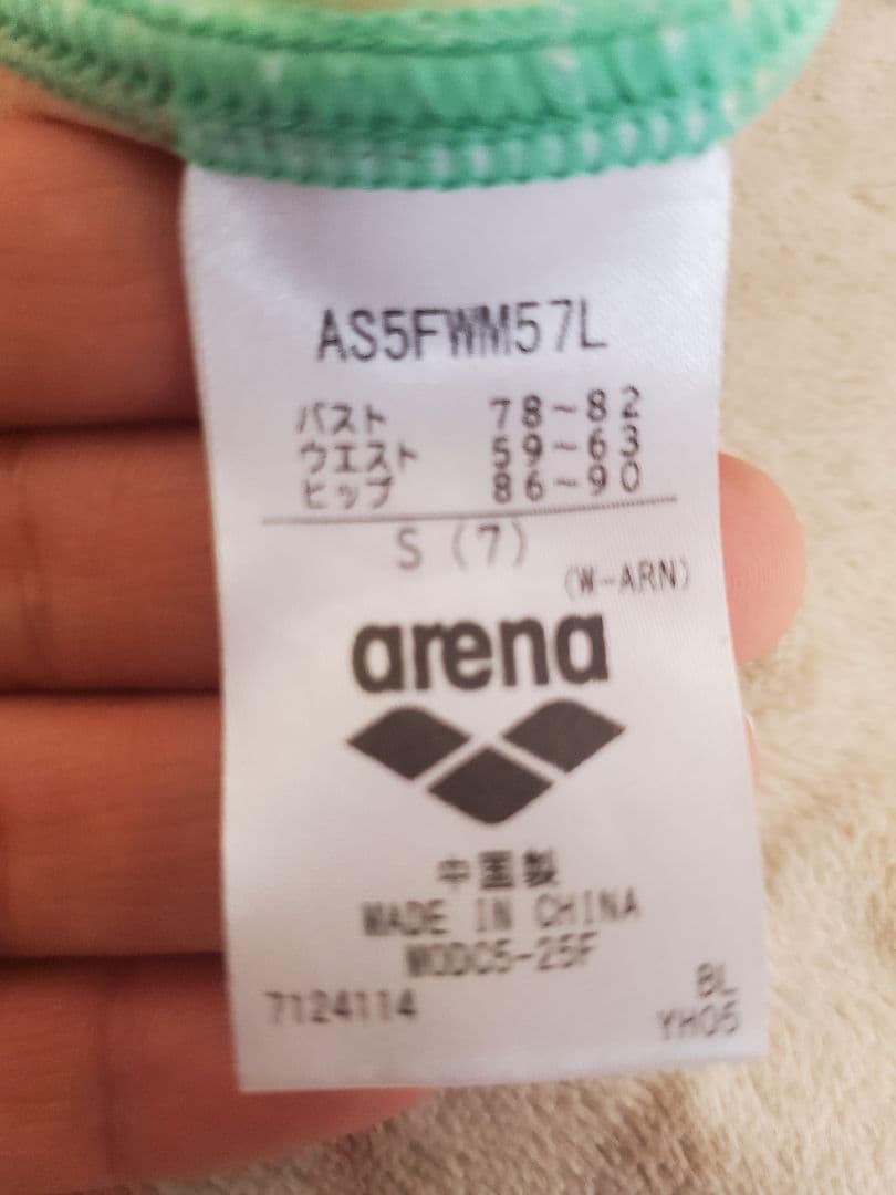 arena スポーツ用水着 多彩なグラフィックプリント