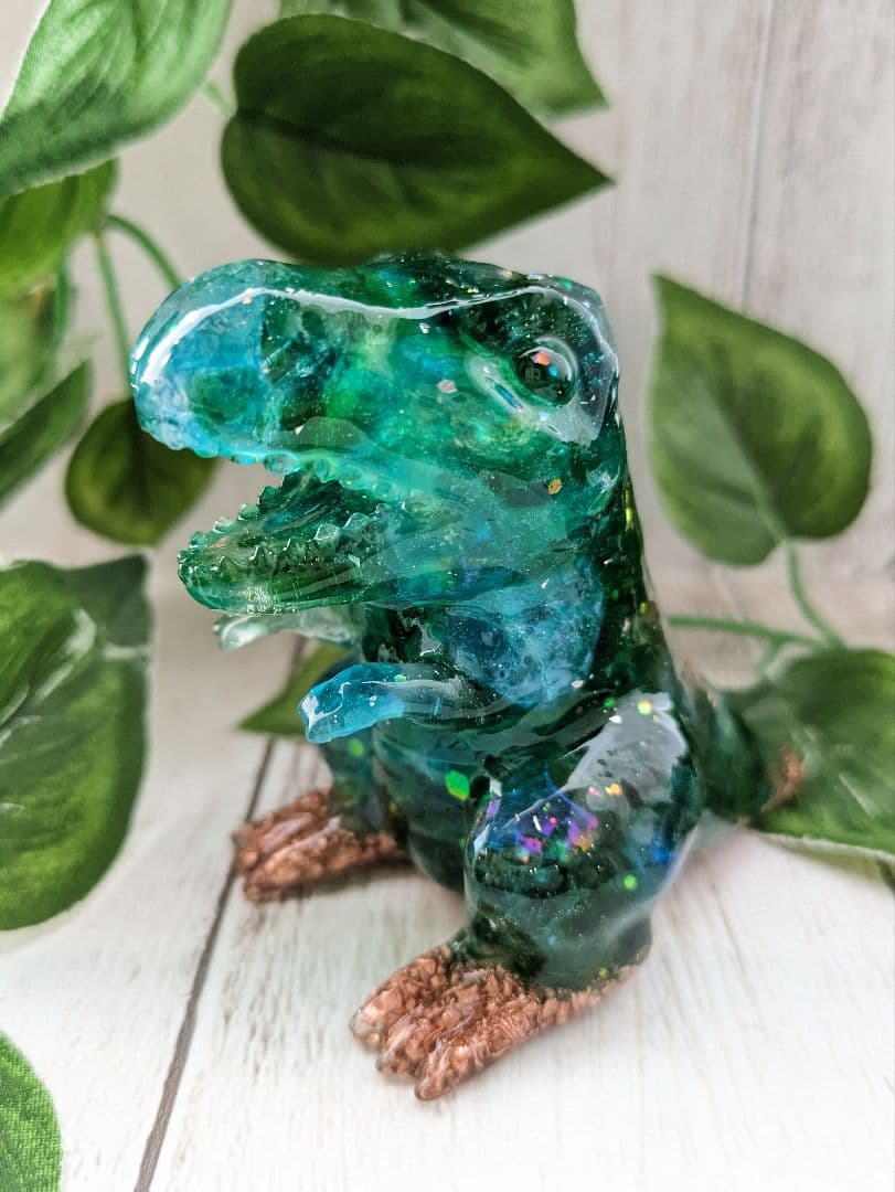 【つる927】オーラクォーツのあかい恐竜ちゃん形オルゴナイト☆他５点