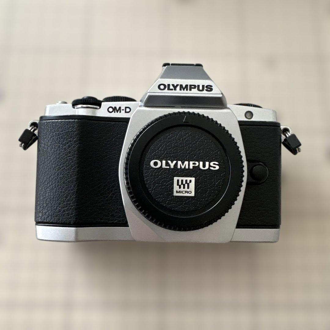 OLYMPUS OM-D E-M5 シルバー （ショット数8679回）