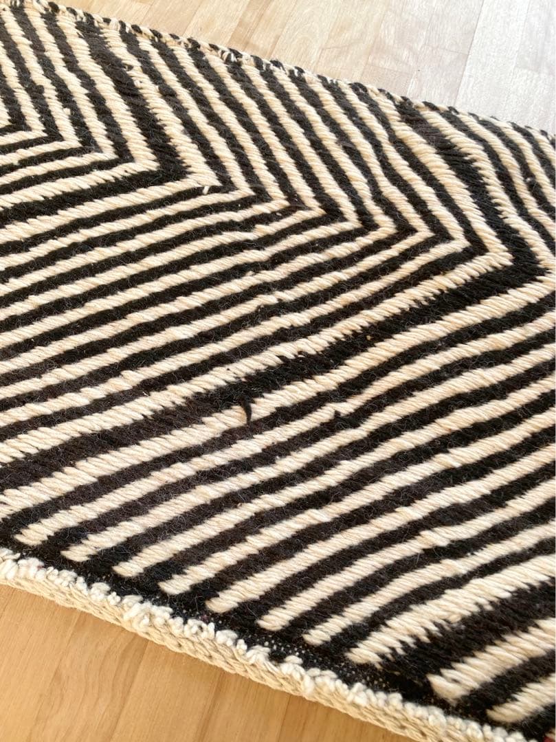 モロッコ直輸入 手織りラグ モノトーン 幾何学柄 一点物　※傷あり