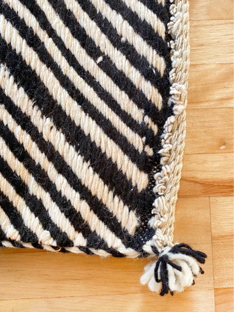 モロッコ直輸入 手織りラグ モノトーン 幾何学柄 一点物　※傷あり