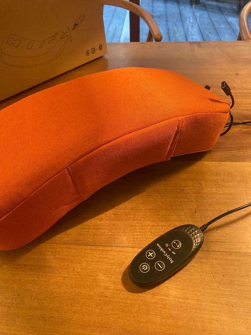 【美品】フィットネスクラブがつくったスタイリークッション　オレンジ　ディノス