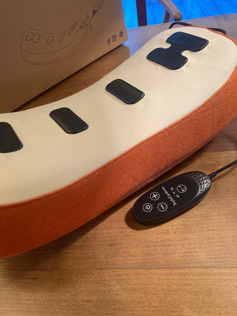 【美品】フィットネスクラブがつくったスタイリークッション　オレンジ　ディノス