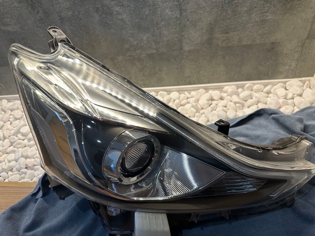美品‼️プリウスα 後期 純正LEDヘッドライト左右セット