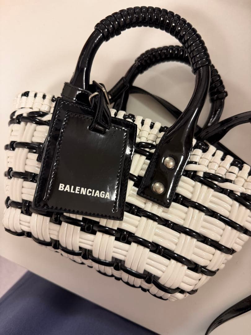 「最終値下げ」BALENCIAGA かごバッグ 白黒