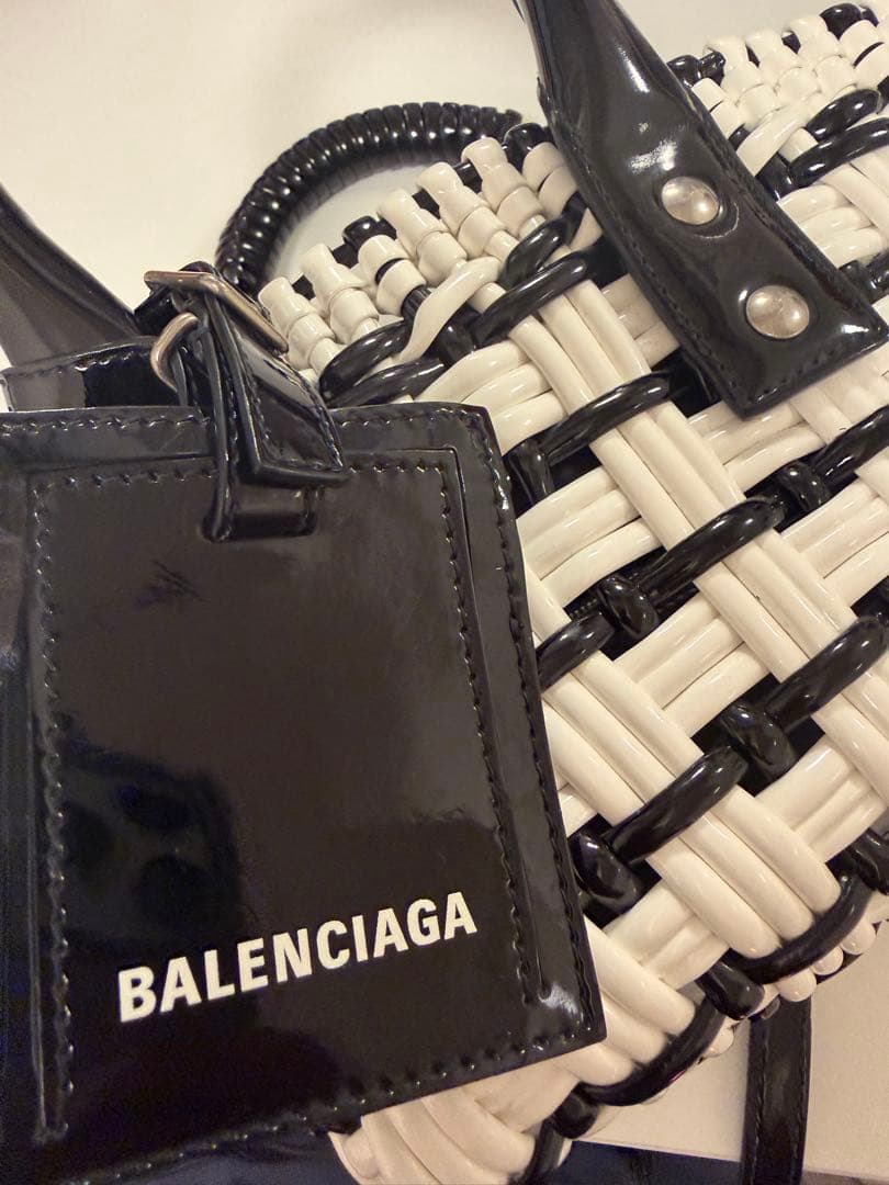 「最終値下げ」BALENCIAGA かごバッグ 白黒