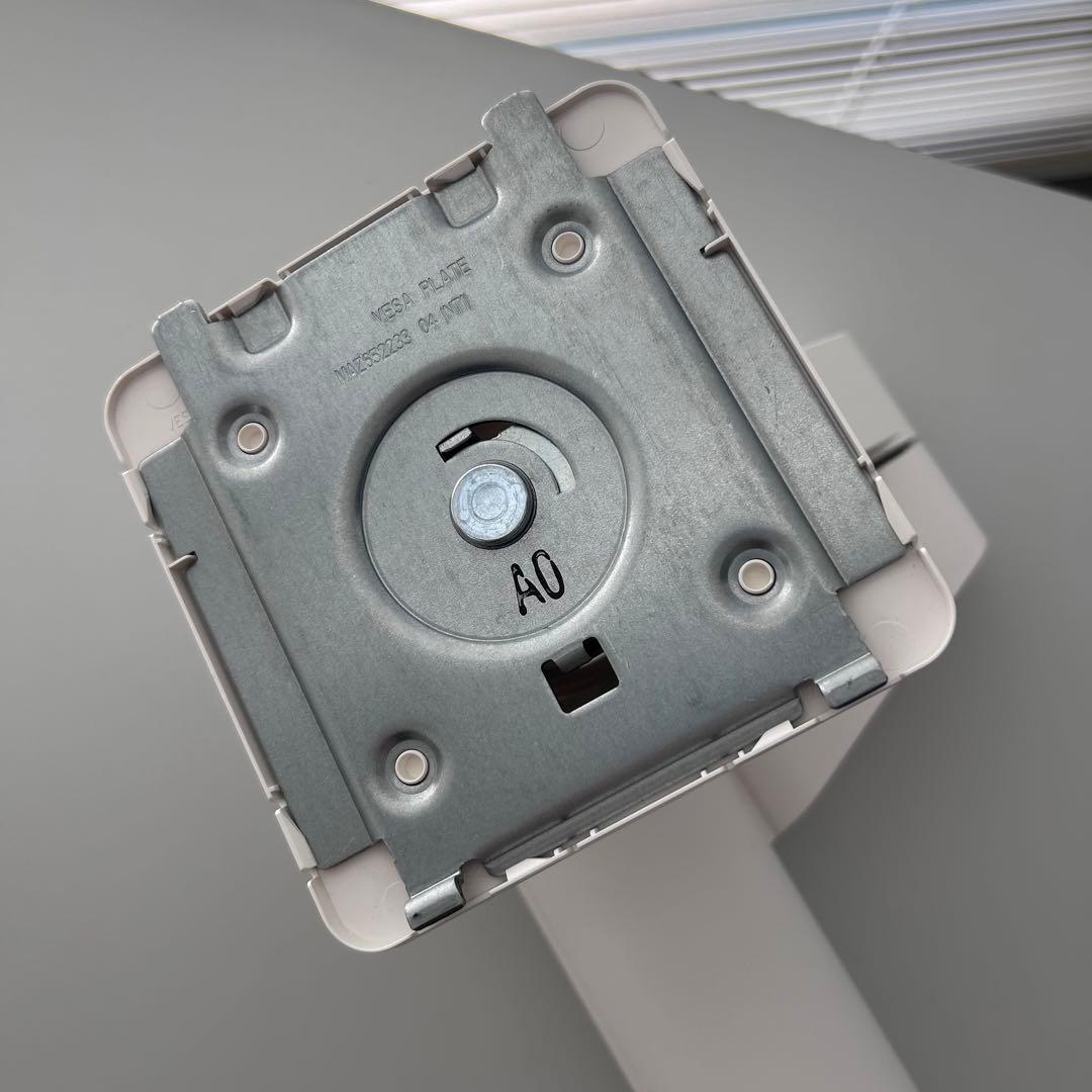 31.5インチ LG MyView Smart Monitor（エルゴアーム）