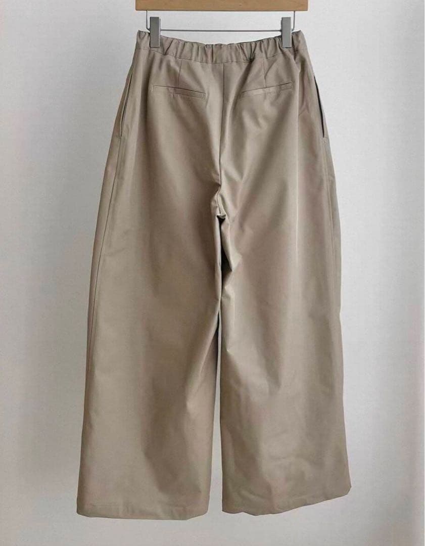 Amomento ベージュ プリーツ入り ワイドパンツ
