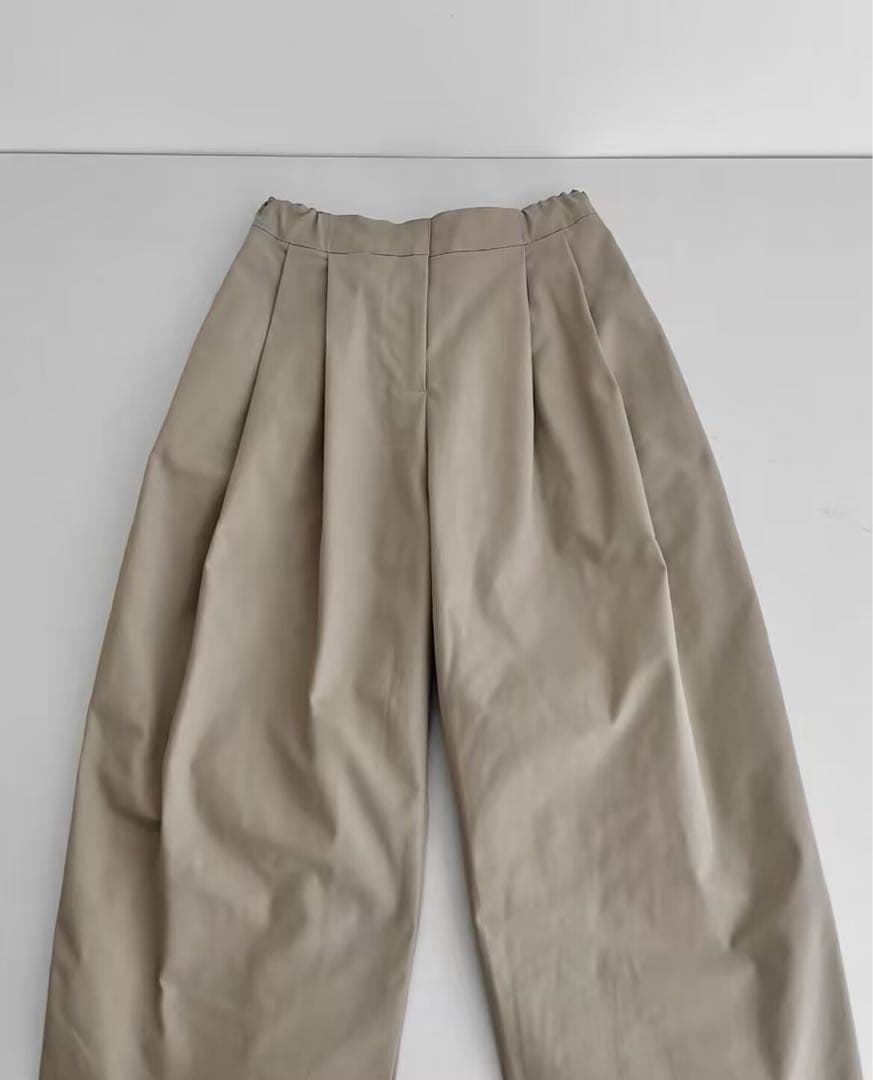 Amomento ベージュ プリーツ入り ワイドパンツ