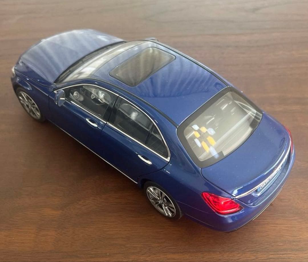 ベンツ　Cクラスモデルカー　濃紺　スケール 1/18　レプリカ