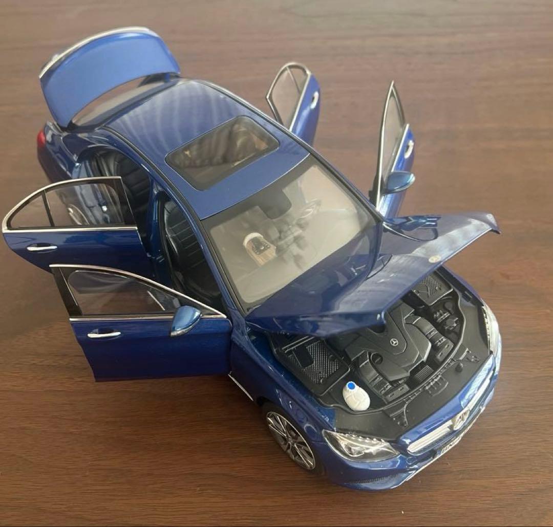 ベンツ　Cクラスモデルカー　濃紺　スケール 1/18　レプリカ
