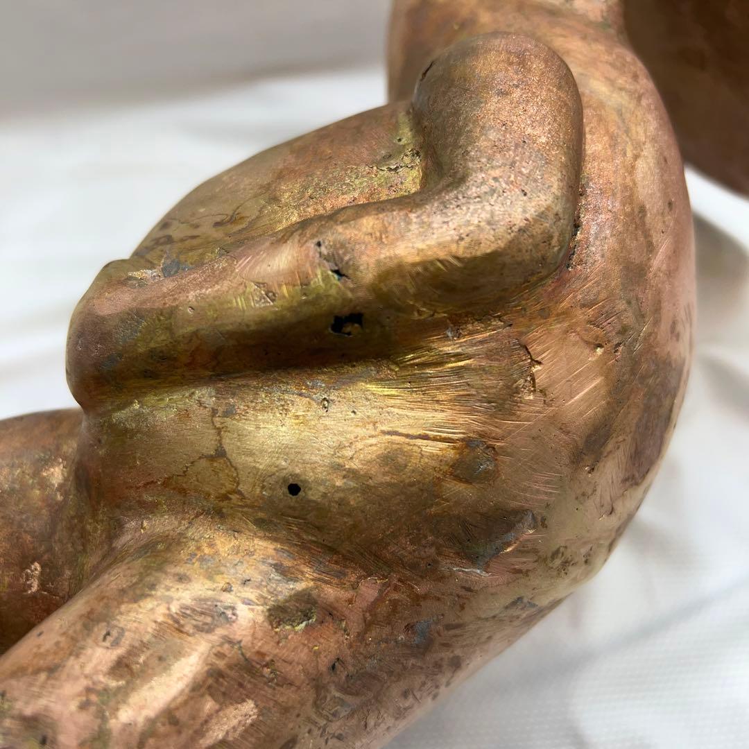 カエル（蛙）が葉っぱの傘を持ってる真鍮の置物