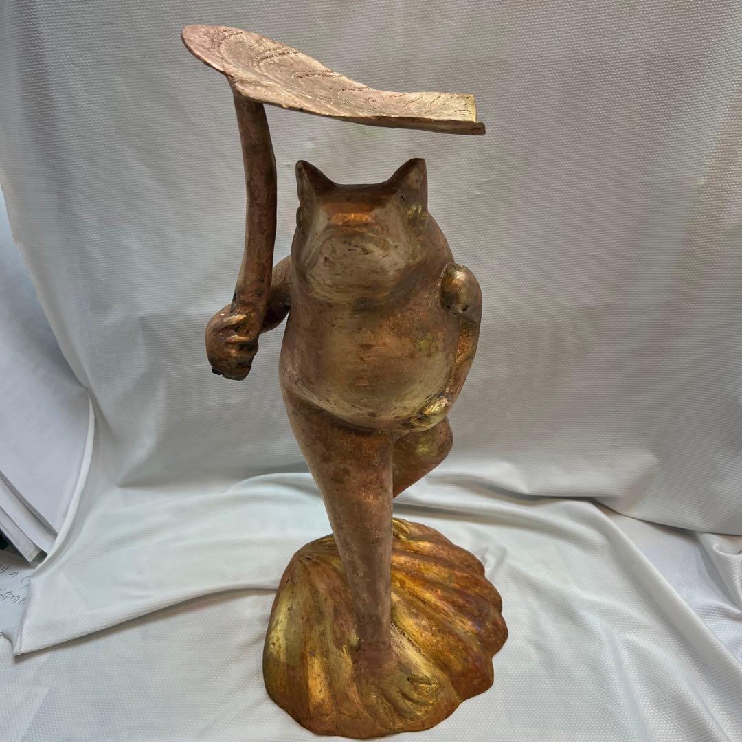 カエル（蛙）が葉っぱの傘を持ってる真鍮の置物