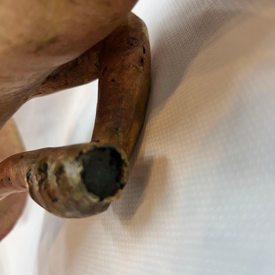 カエル（蛙）が葉っぱの傘を持ってる真鍮の置物