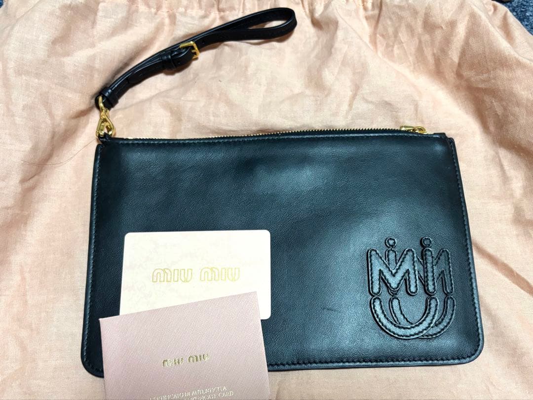 MIU MIUクラッチバッグ ストラップ付き
