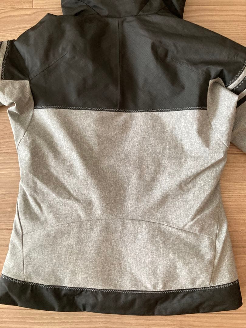 【人気】デサント　女性用スキーウエアー