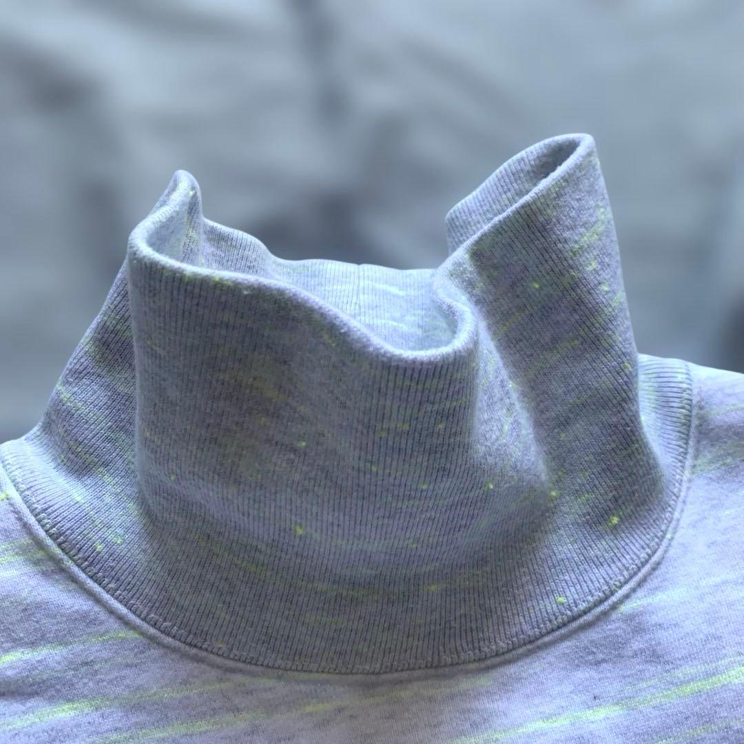 トップス mocT NEON SCRIPT HIGH-NECK SWEAT PO