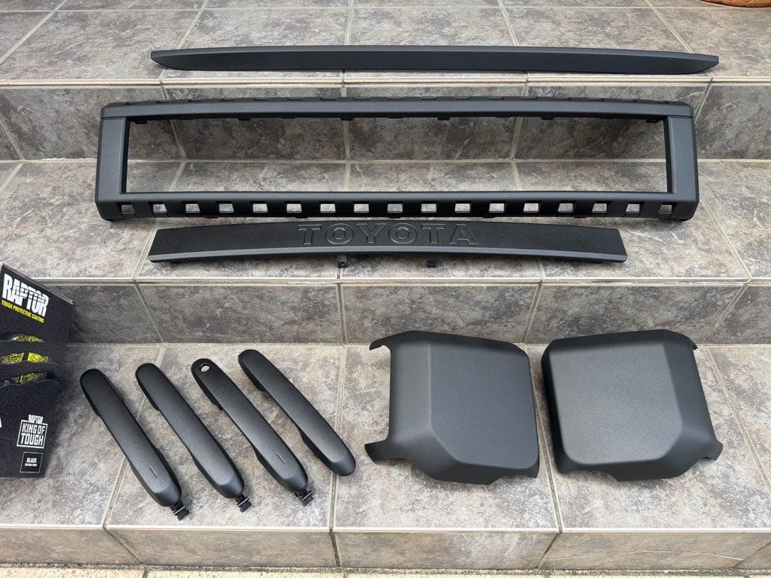 ②ランドクルーザー250 カウルトップ　グリル　ドアハンドル　ラプターライナー