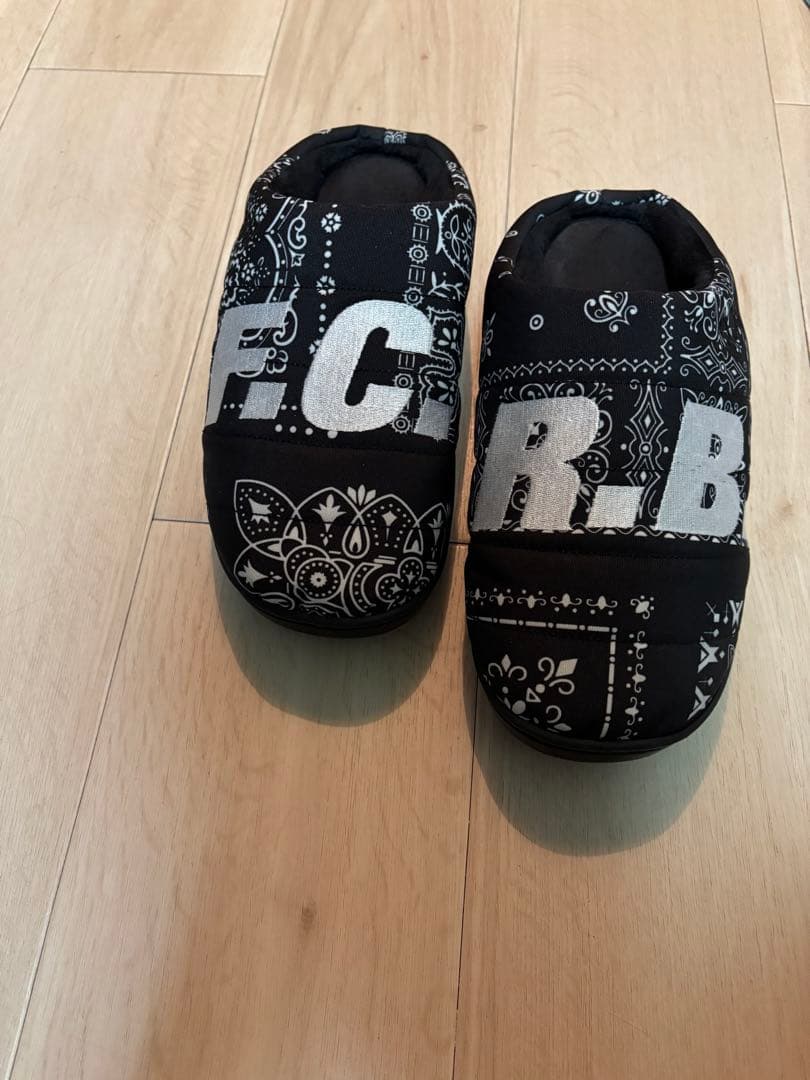 美品F.C.R.B. ペイズリー柄サンダル