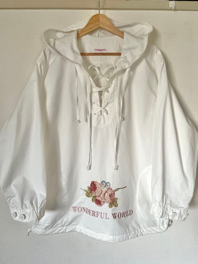 m*a様 ワンダフルワールド　蔦薔薇刺繍　プルオーバー　シロ