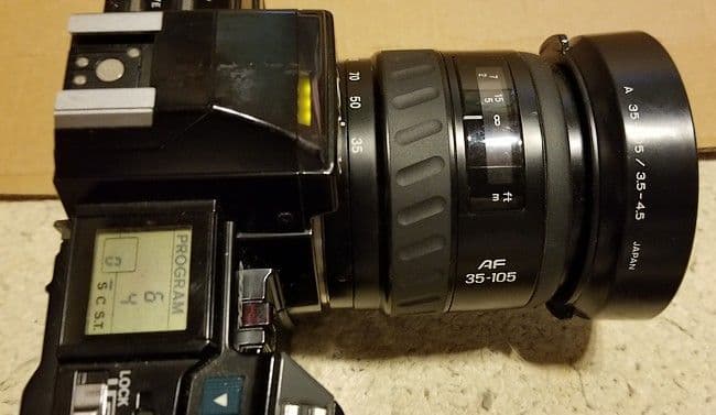 MINOLTAカメラと三脚とフラッシュ