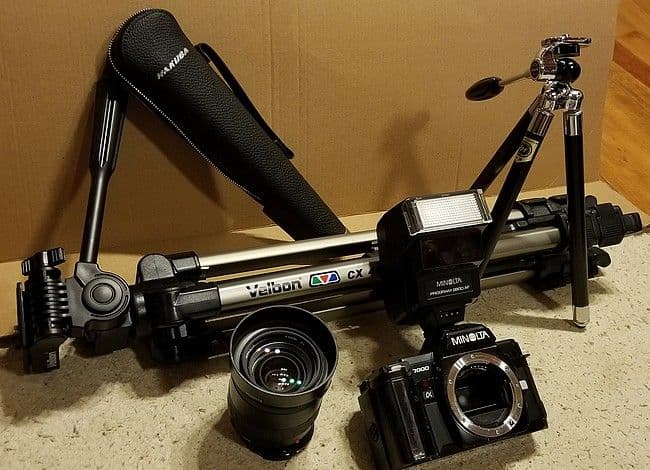 MINOLTAカメラと三脚とフラッシュ
