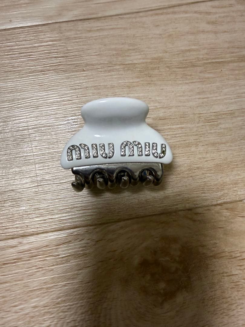 miumiu ホワイト ヘアクリップ