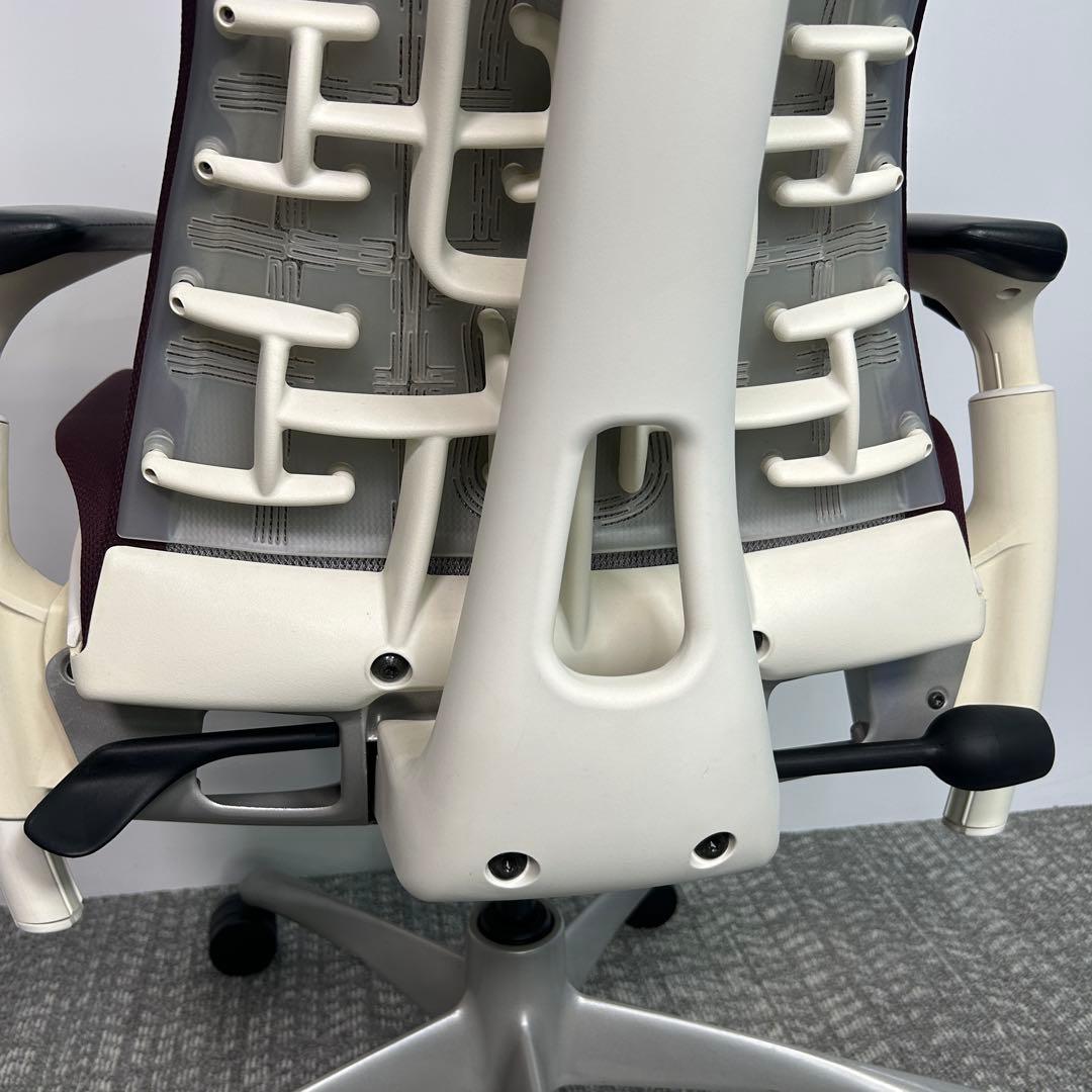 ①エンボディチェア ハーマンミラー ホワイト Embody えんじ色系