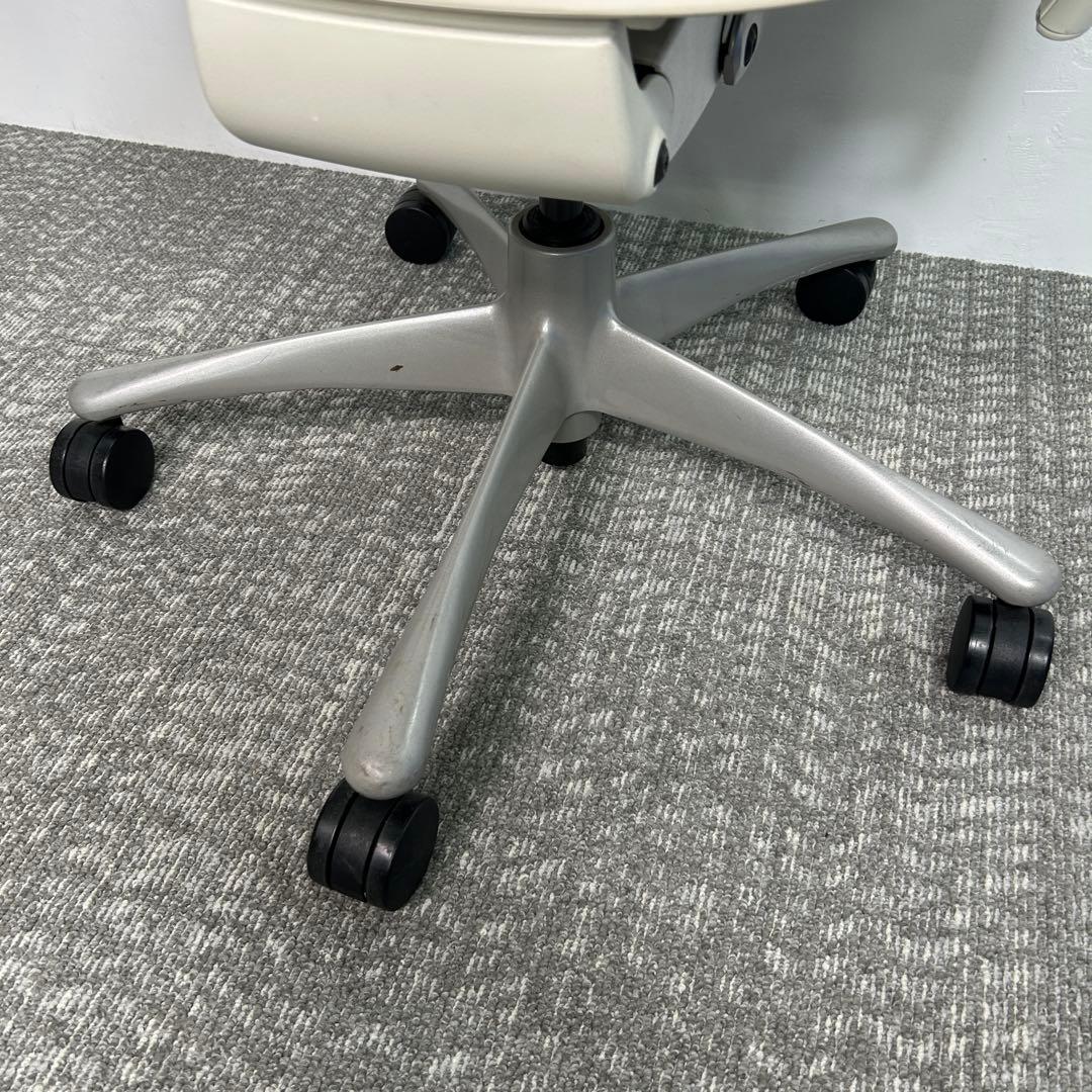 ①エンボディチェア ハーマンミラー ホワイト Embody えんじ色系