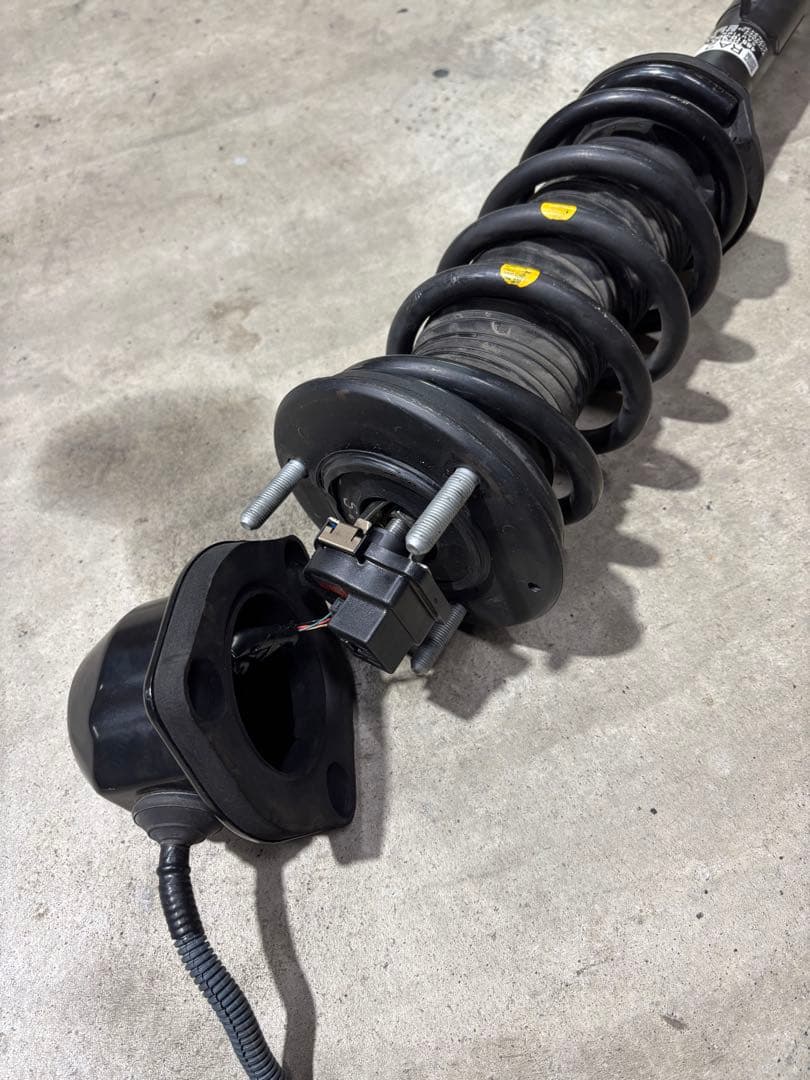 右前ショックアブソーバー AWS210クラウンアスリートハイブリッド