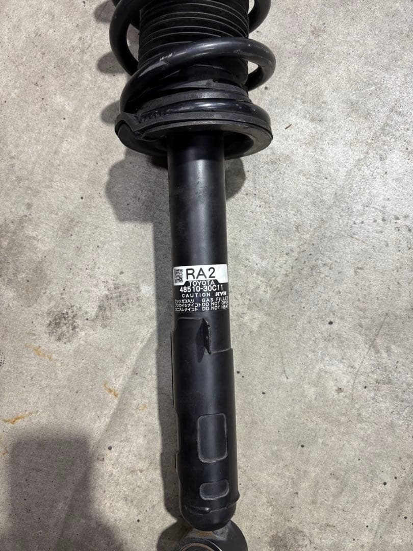 右前ショックアブソーバー AWS210クラウンアスリートハイブリッド