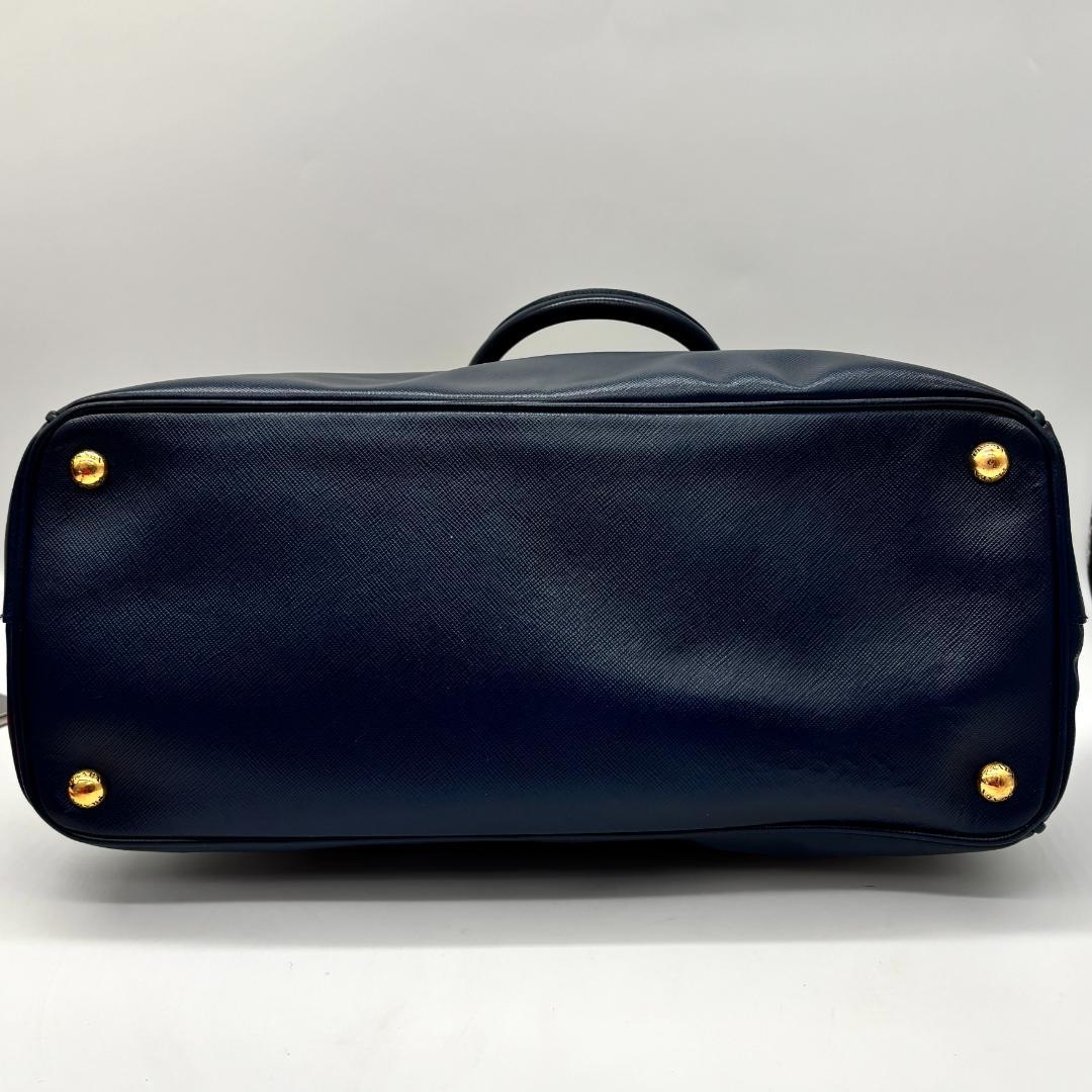 美品　PRADA ガレリア ミディアム（Mサイズ） サフィアーノ ネイビー