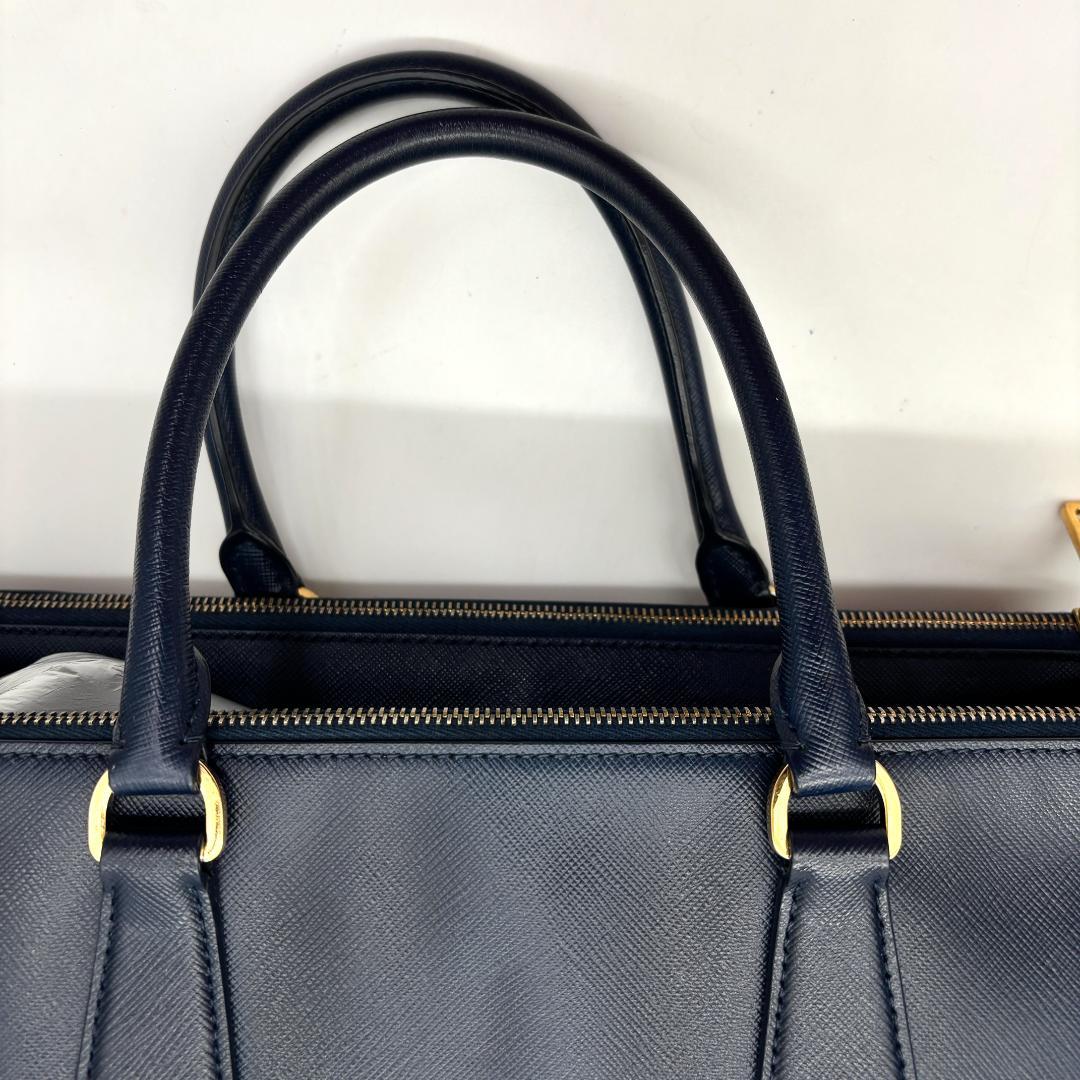 美品　PRADA ガレリア ミディアム（Mサイズ） サフィアーノ ネイビー