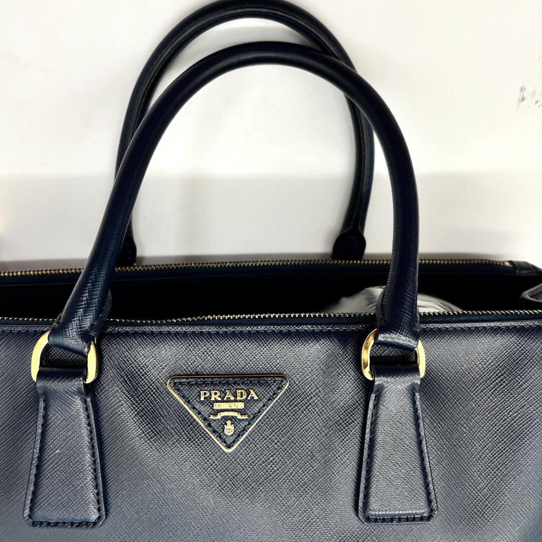 美品　PRADA ガレリア ミディアム（Mサイズ） サフィアーノ ネイビー