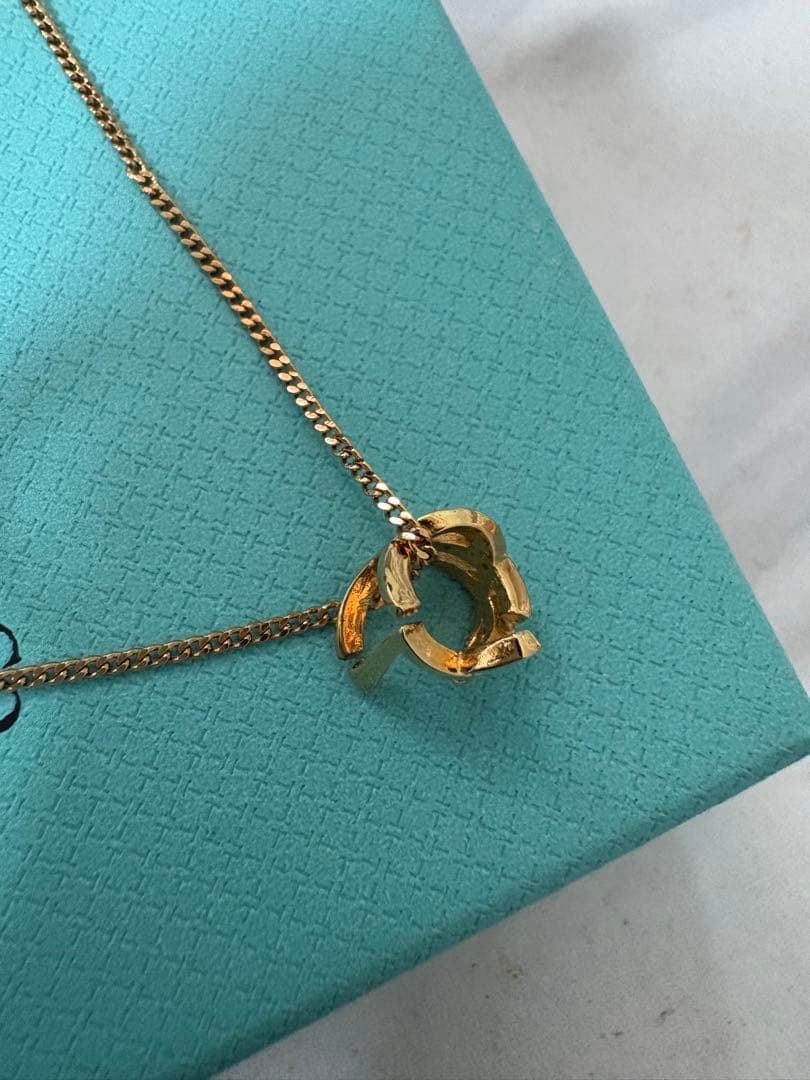 カサンドラ YSLモノグラム ツイスト ペンダント