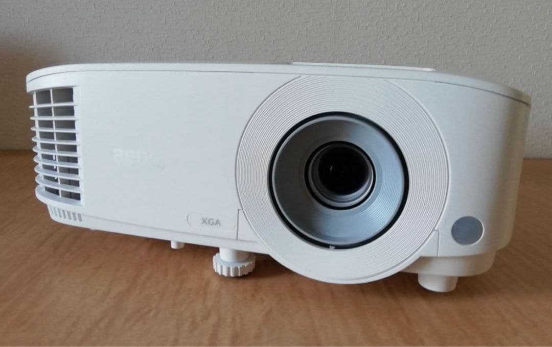 BenQ プロジェクター　MH550 2018年製　XGA ①