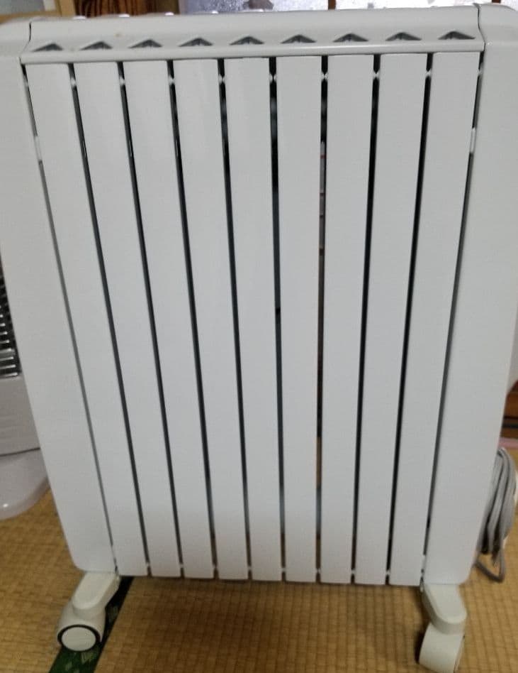 デロンギのオイルヒーター。ほぼ新品