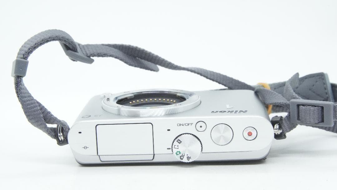 【Y3055】 Nikon 1 J3 シルバー 箱あり ニコン