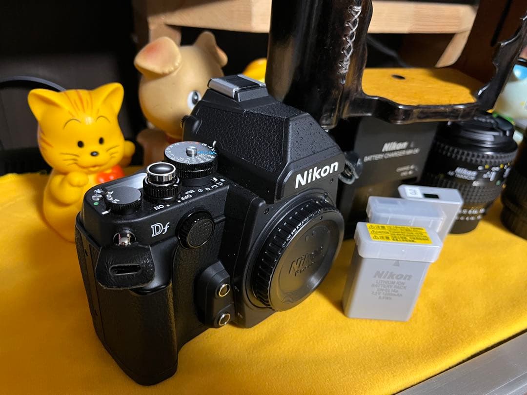 Nikon Df デジタル一眼レフカメラ　ショット数4300回前後バッテリー3