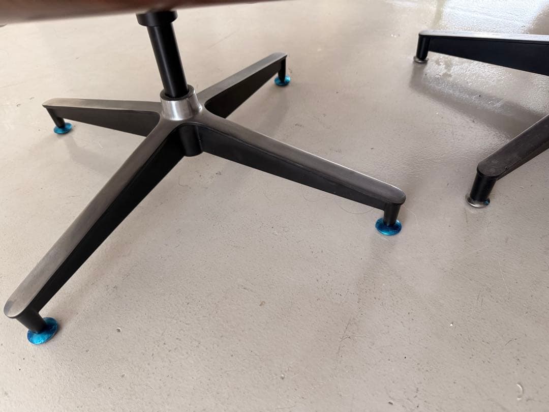 イームズラウンジチェアのレプリカオットマン（ラウンジチェアは付属しません）