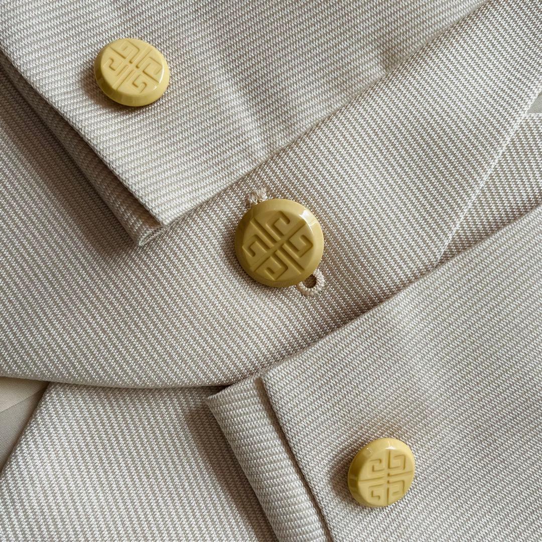 新品タグ✨ジバンシーLロゴ刻印ボタン ノーカラージャケット　ベージュ定価6.9万