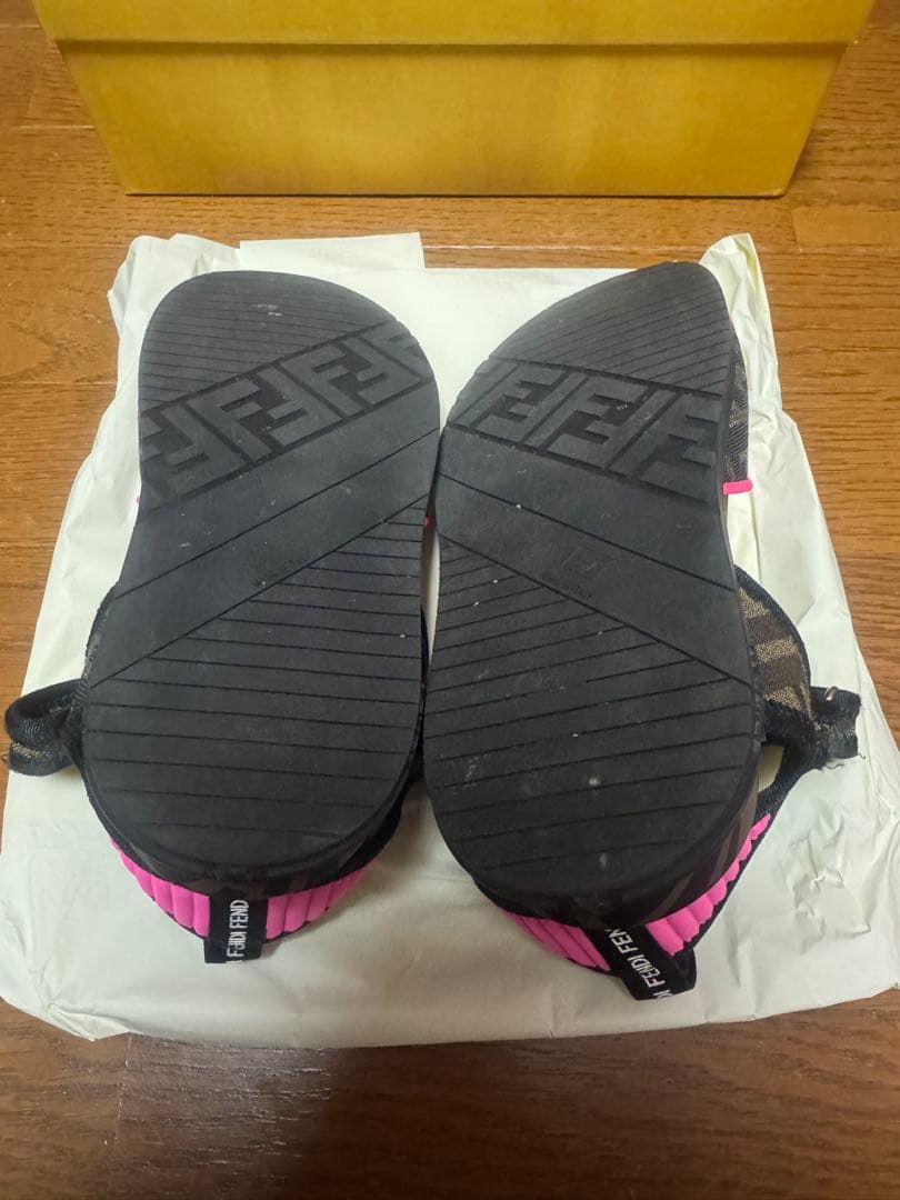 FENDI サンダル ブラック/ピンク