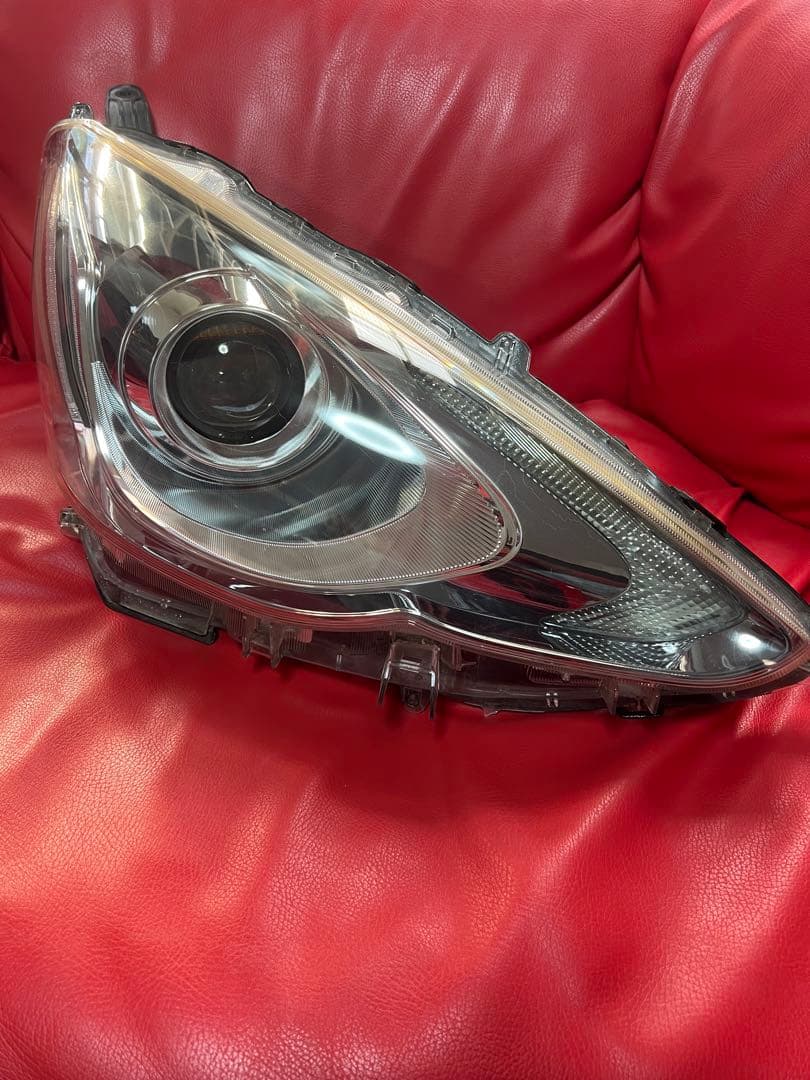トヨタアクアNHP10 中期　右LEDヘッドライト KOITO 52-293